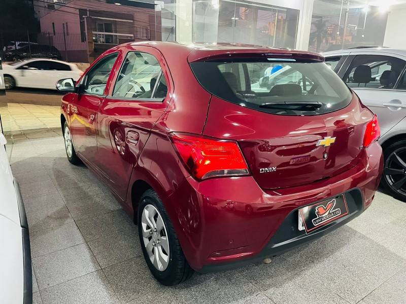 CHEVROLET - ONIX - 2018/2018 - Vermelha - Sob Consulta