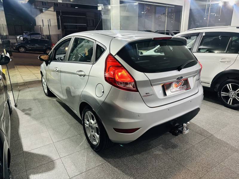 FORD - FIESTA - 2015/2015 - Prata - R$ 45.900,00