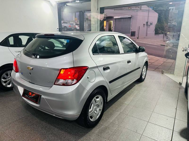 CHEVROLET - ONIX - 2018/2018 - Prata - R$ 49.900,00