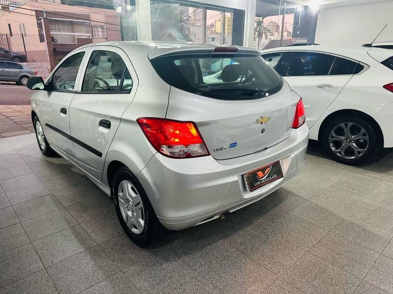 CHEVROLET - ONIX - 2018/2018 - Prata - R$ 49.900,00