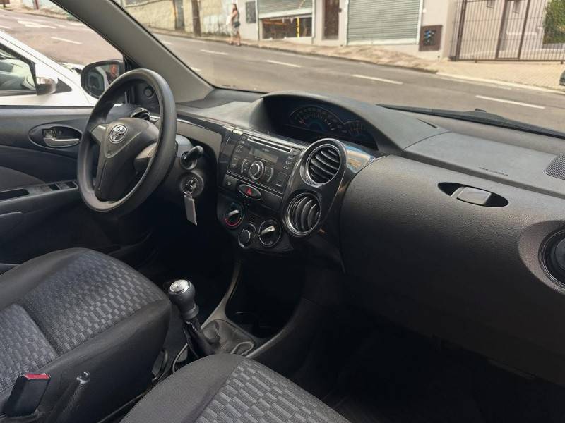 TOYOTA - ETIOS - 2014/2014 - Preta - R$ 39.900,00