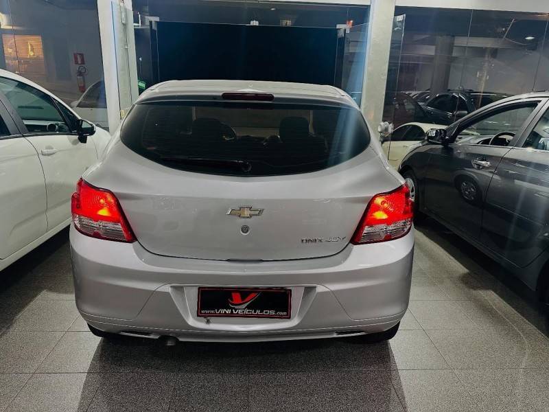 CHEVROLET - ONIX - 2017/2017 - Prata - R$ 45.900,00
