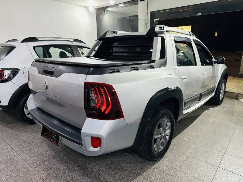 RENAULT - DUSTER OROCH - 2016/2016 - Prata - R$ 72.900,00