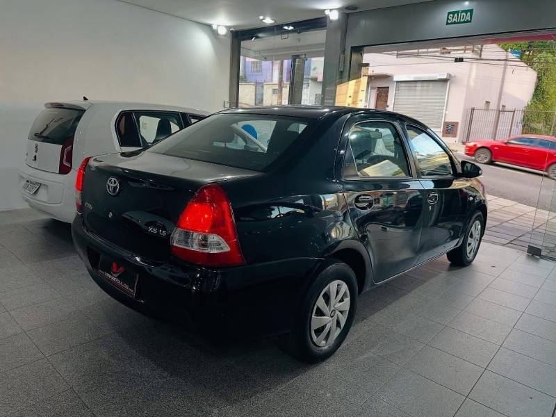 TOYOTA - ETIOS - 2014/2014 - Preta - R$ 39.900,00