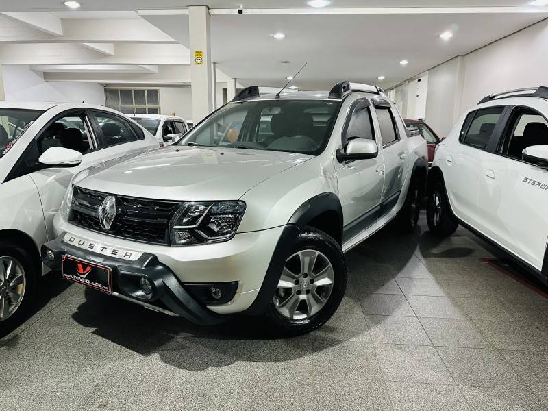 RENAULT - DUSTER OROCH - 2016/2016 - Prata - R$ 72.900,00