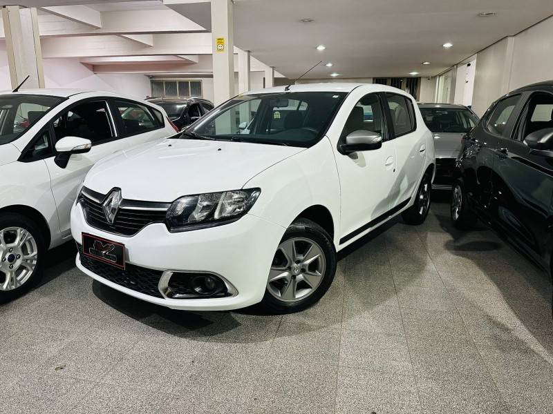RENAULT - SANDERO - 2018/2018 - Branca - R$ 43.900,00