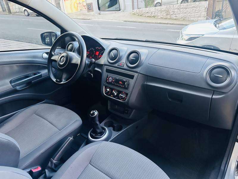 VOLKSWAGEN - SAVEIRO - 2014/2014 - Prata - R$ 47.900,00