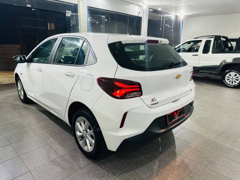 CHEVROLET - ONIX - 2022/2022 - Branca - R$ 78.900,00