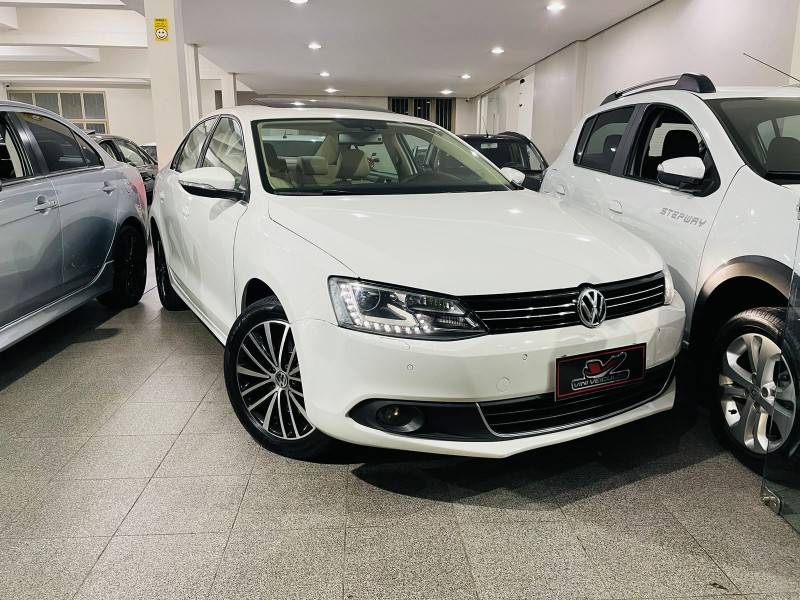 VOLKSWAGEN - JETTA - 2013/2013 - Branca - R$ 73.900,00