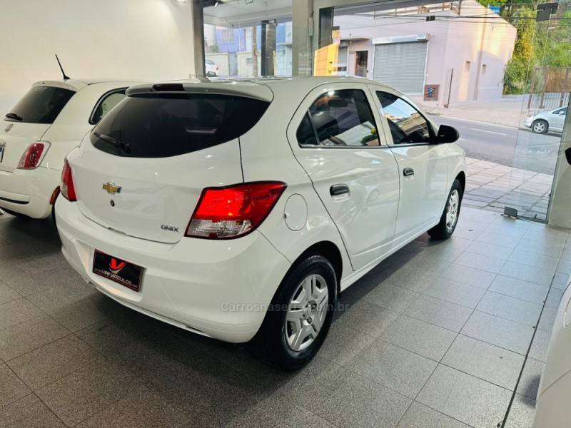 CHEVROLET - ONIX - 2018/2018 - Branca - R$ 47.900,00