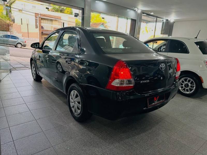 TOYOTA - ETIOS - 2014/2014 - Preta - R$ 39.900,00