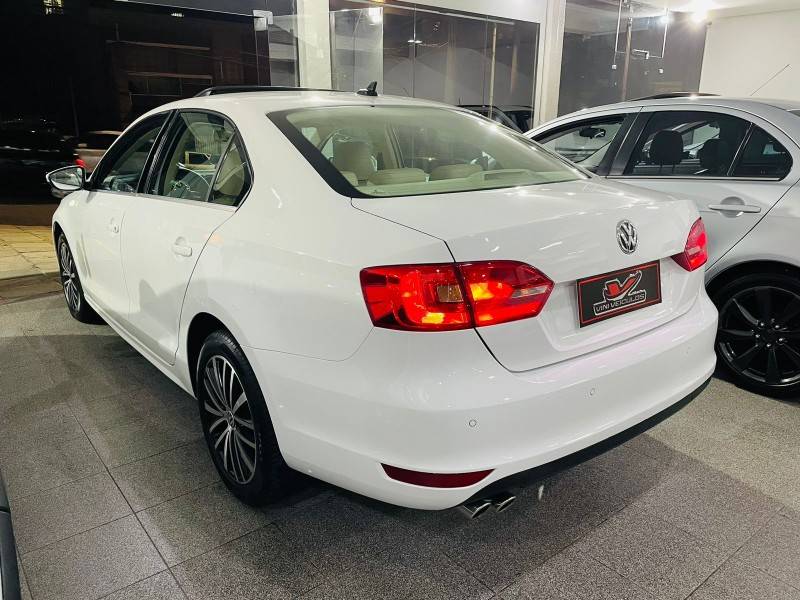VOLKSWAGEN - JETTA - 2013/2013 - Branca - R$ 73.900,00