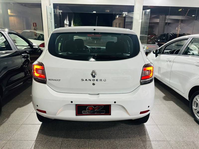 RENAULT - SANDERO - 2018/2018 - Branca - R$ 43.900,00