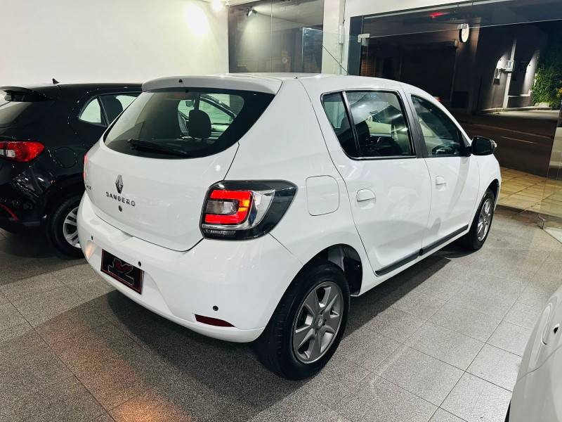 RENAULT - SANDERO - 2018/2018 - Branca - R$ 43.900,00