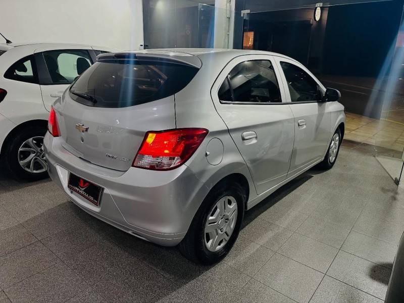 CHEVROLET - ONIX - 2017/2017 - Prata - R$ 45.900,00