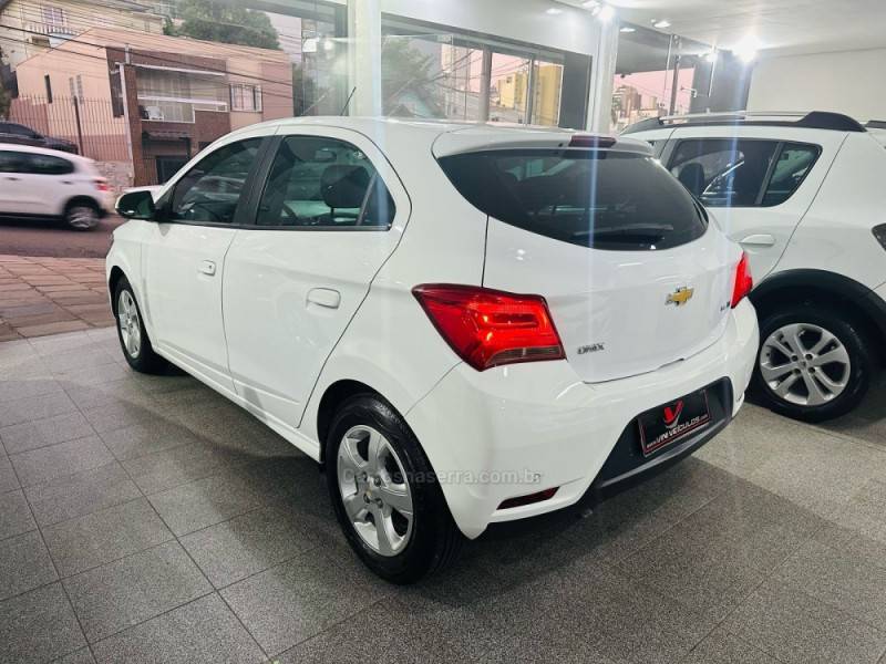 CHEVROLET - ONIX - 2019/2019 - Branca - R$ 61.900,00