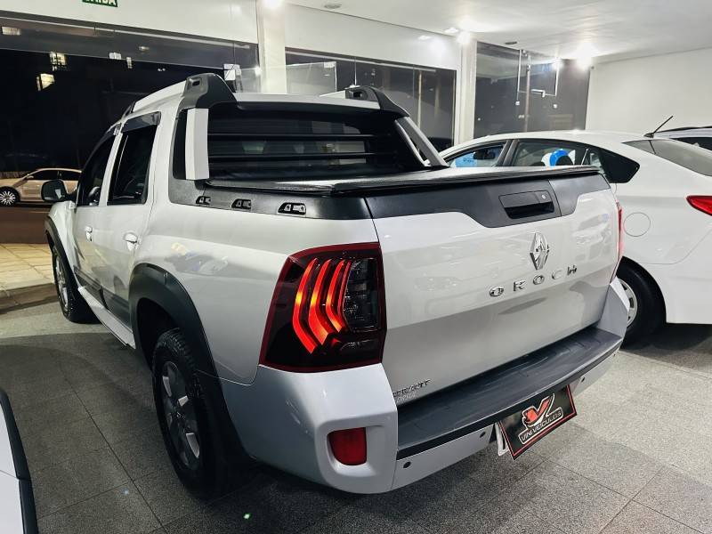 RENAULT - DUSTER OROCH - 2016/2016 - Prata - R$ 72.900,00