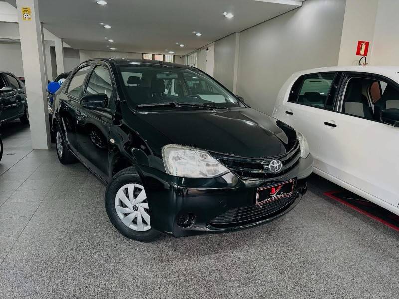 TOYOTA - ETIOS - 2014/2014 - Preta - R$ 39.900,00
