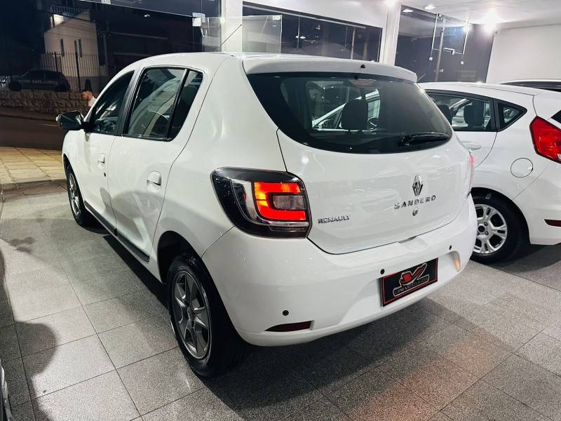 RENAULT - SANDERO - 2018/2018 - Branca - R$ 43.900,00